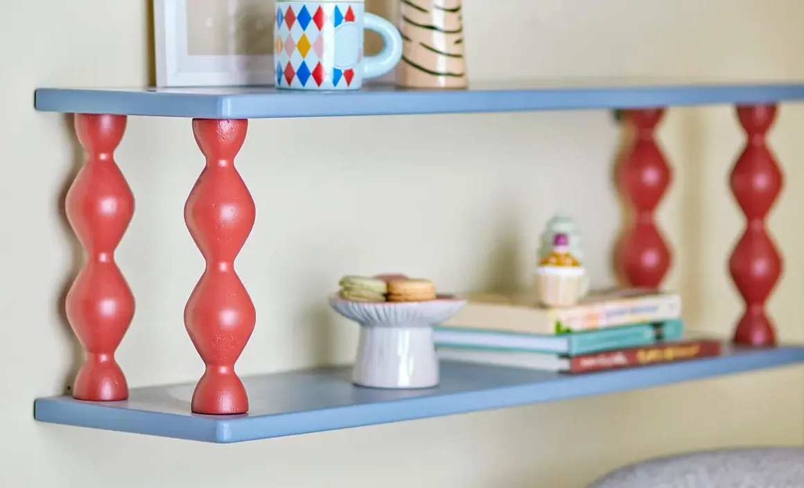 Étagère murale colorée fixée au mur, décorée de plantes et d'objets décoratifs