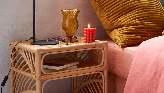 La table de chevet en rotin
