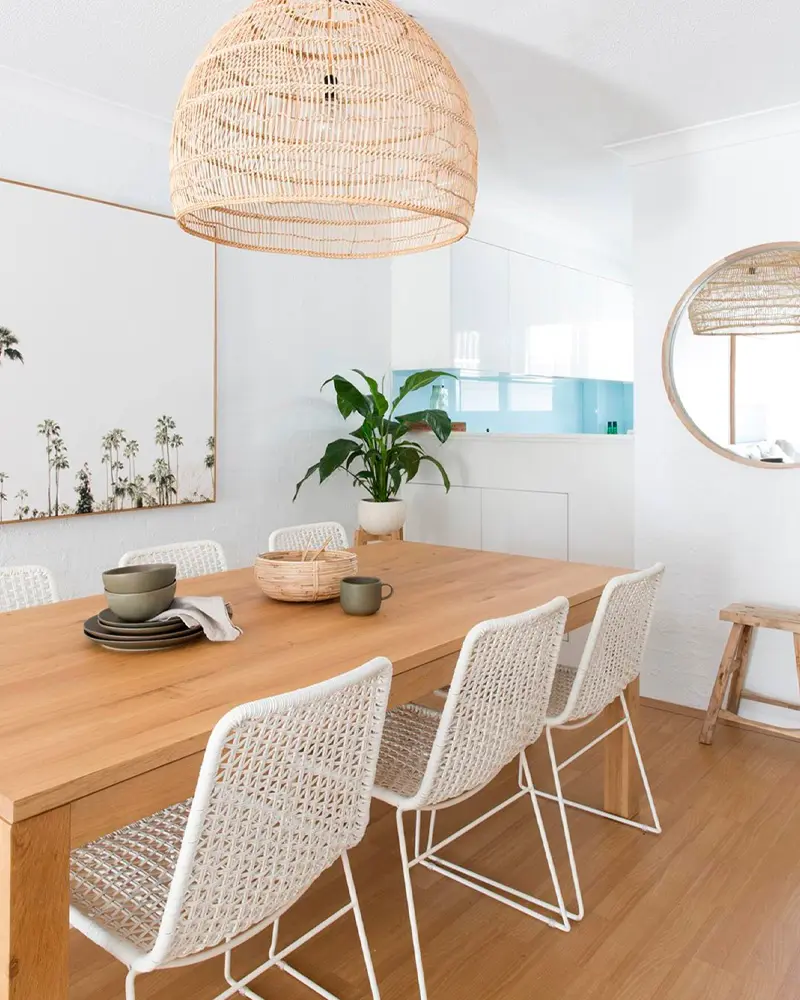 chaise rotin blanc salle a manger bord de mer