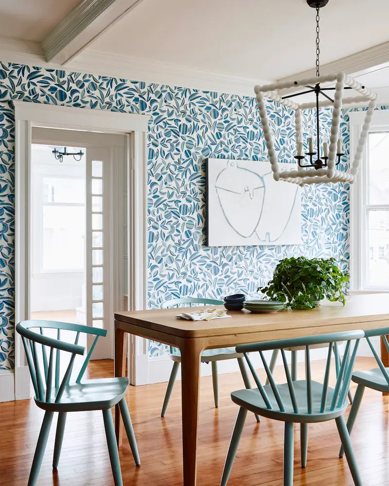 deco salle a manger scandinave papier peint bleu