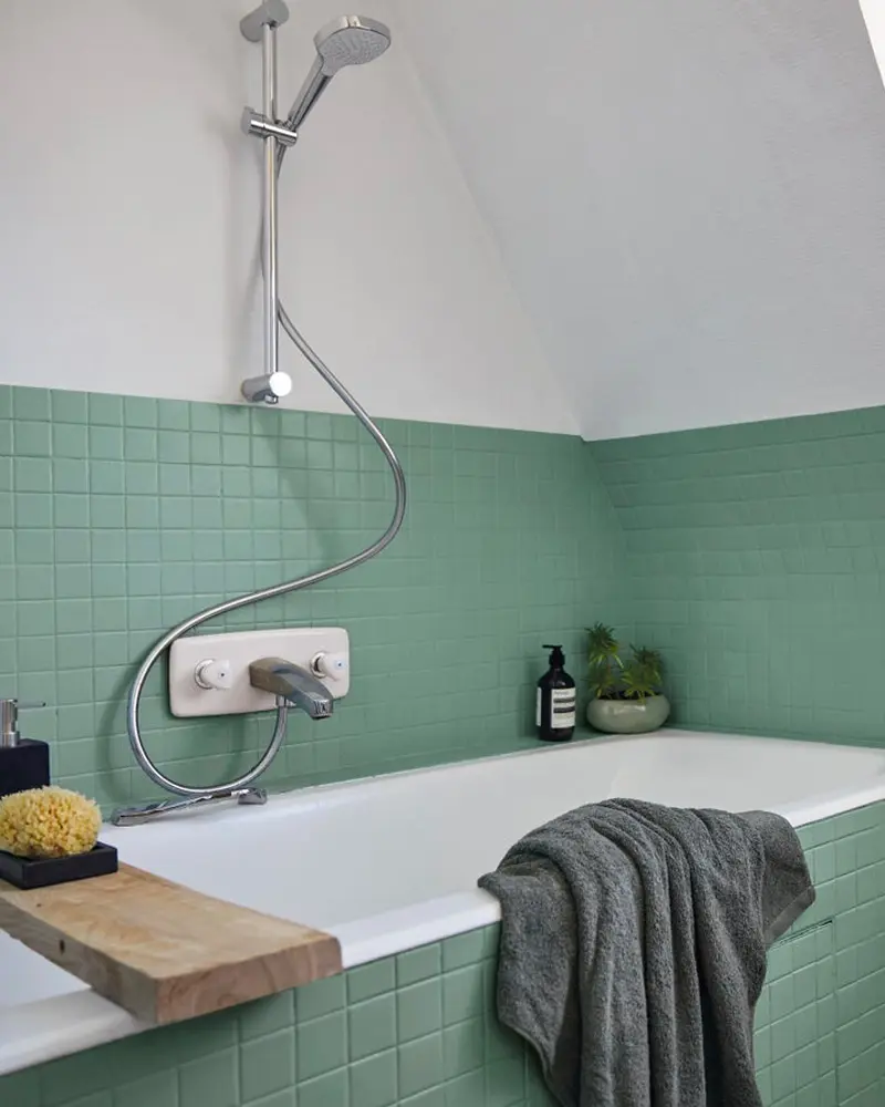 peinture verte total look carrelage salle de bain