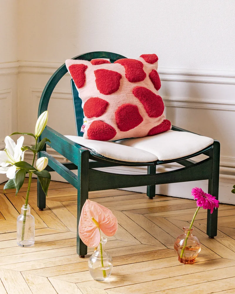 Coussin à motifs colorés rouge et rose madeindesign.com