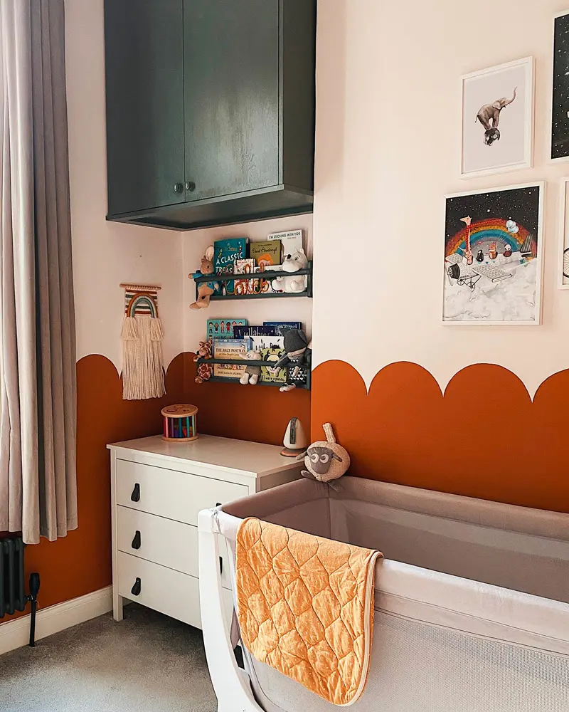 deco chambre bebe scandinave soubassement orange