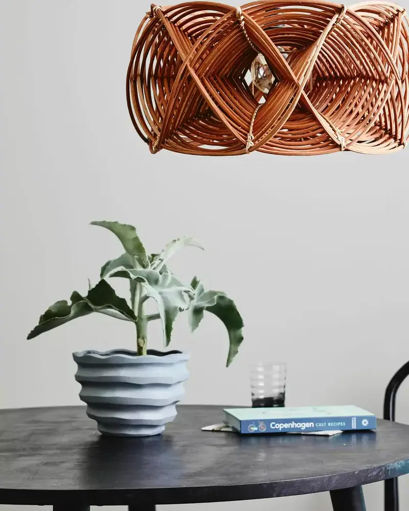 cache pot metal gris