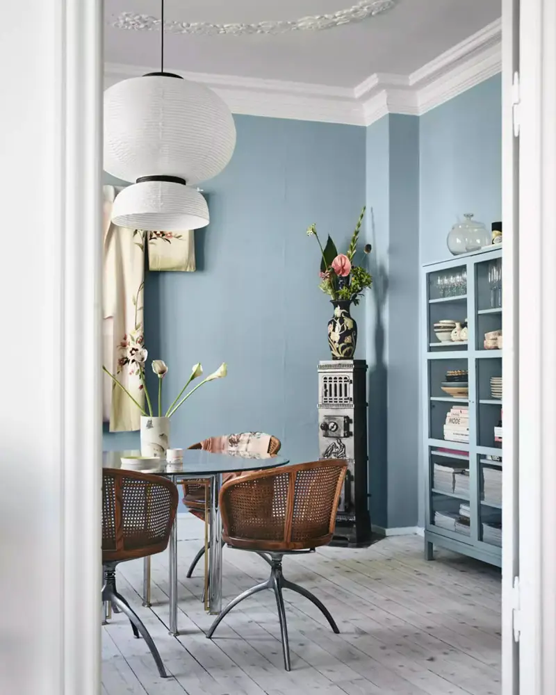 deco salle a manger scandinave mur bleu