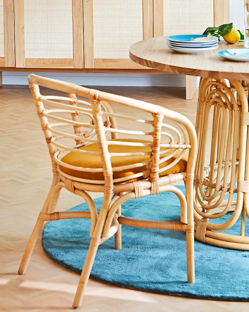 chaise rotin coussin jaune moutarde