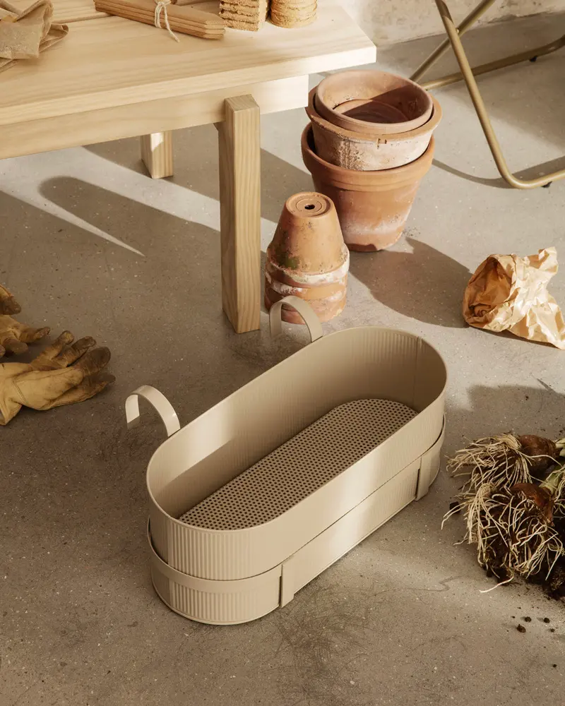 jardiniere metal beige