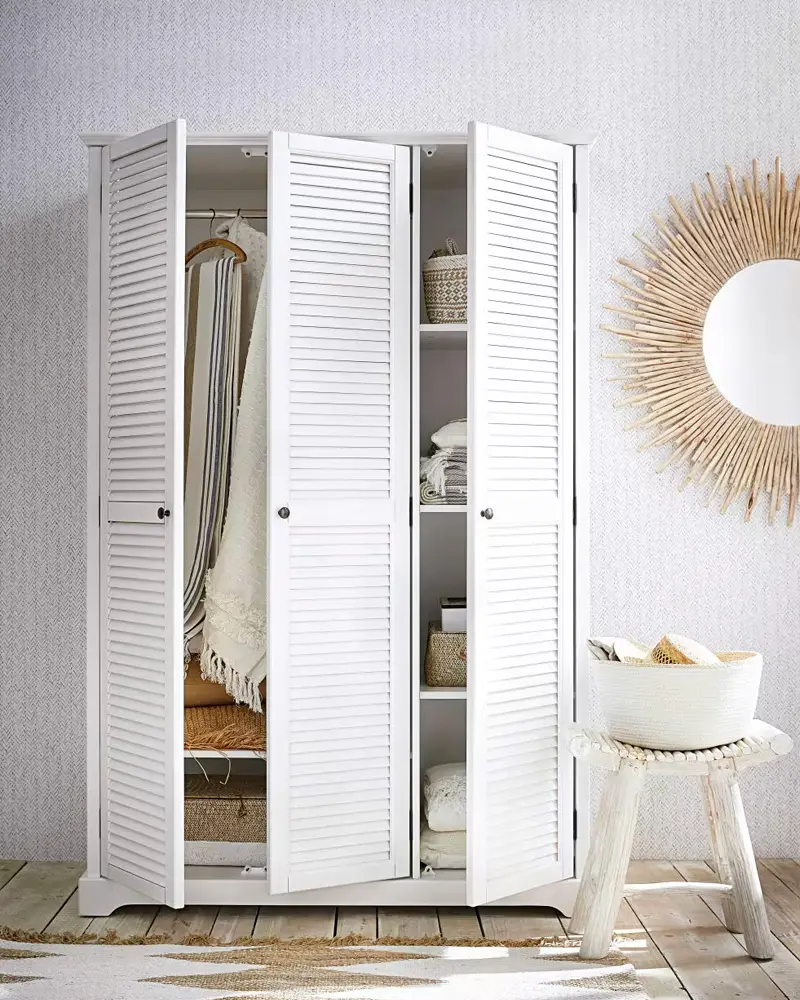 armoire bois blanc bord de mer