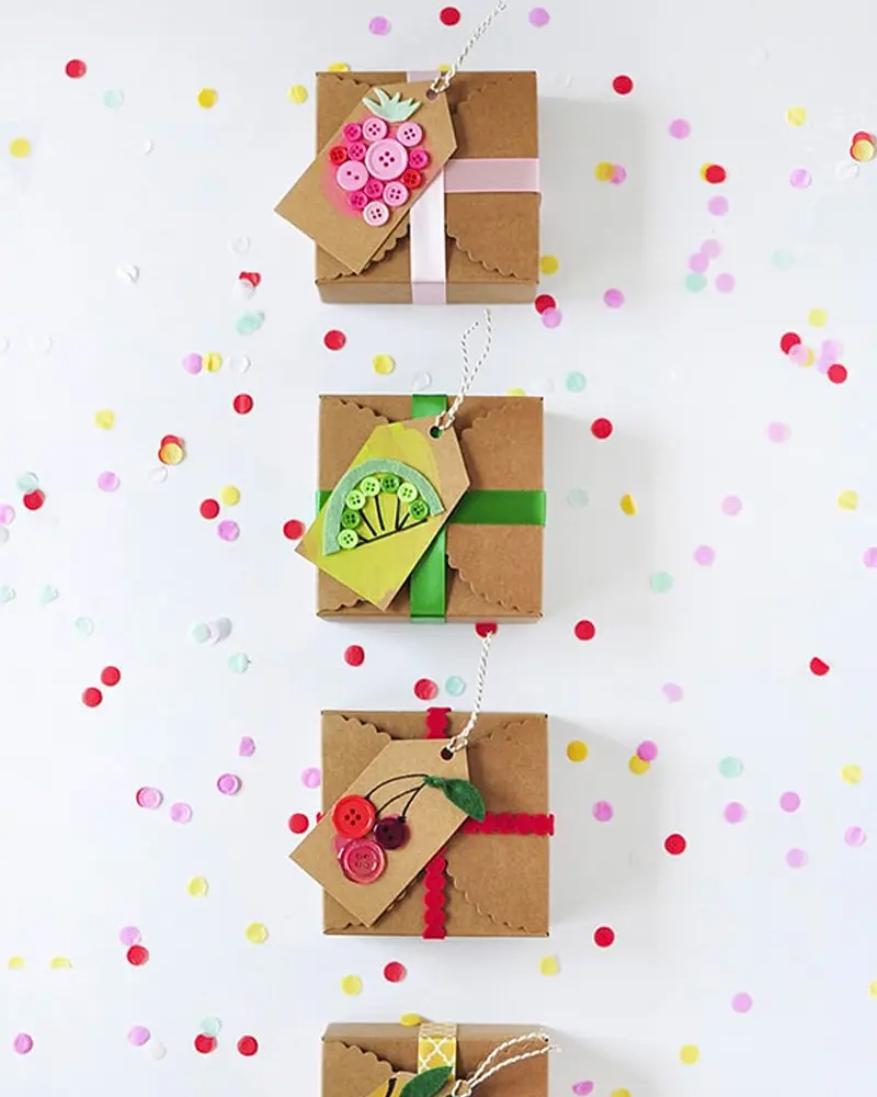 etiquette paquet cadeau noel diy bouton