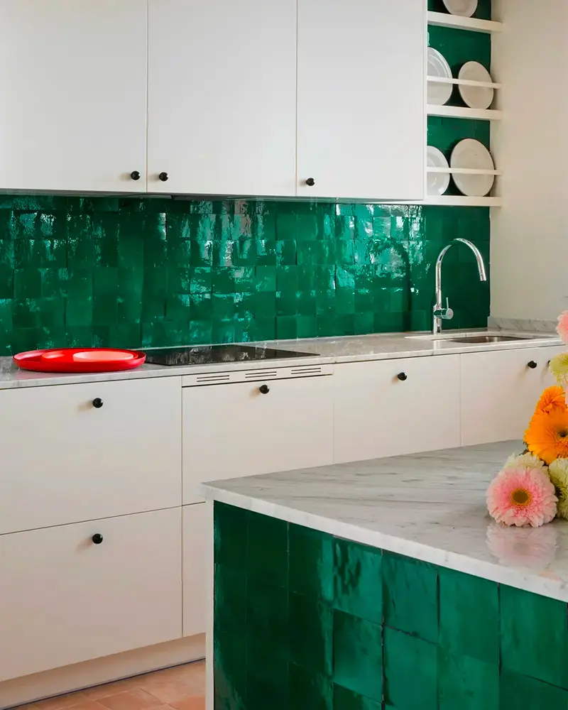 deco cuisine chic blanc carrelage zellige vert