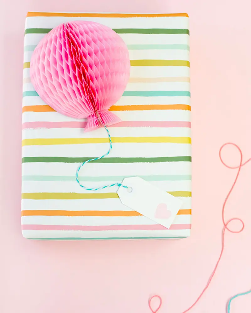 etiquette paquet cadeau noel diy pompon papier