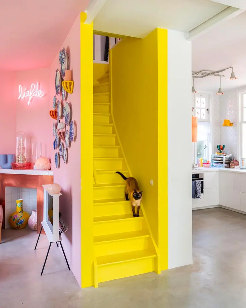 deco appartement moderne rose escalier
