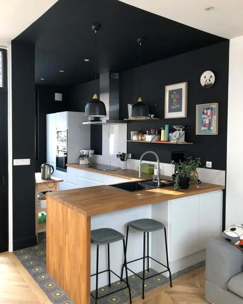 deco cuisine mur plafond noir