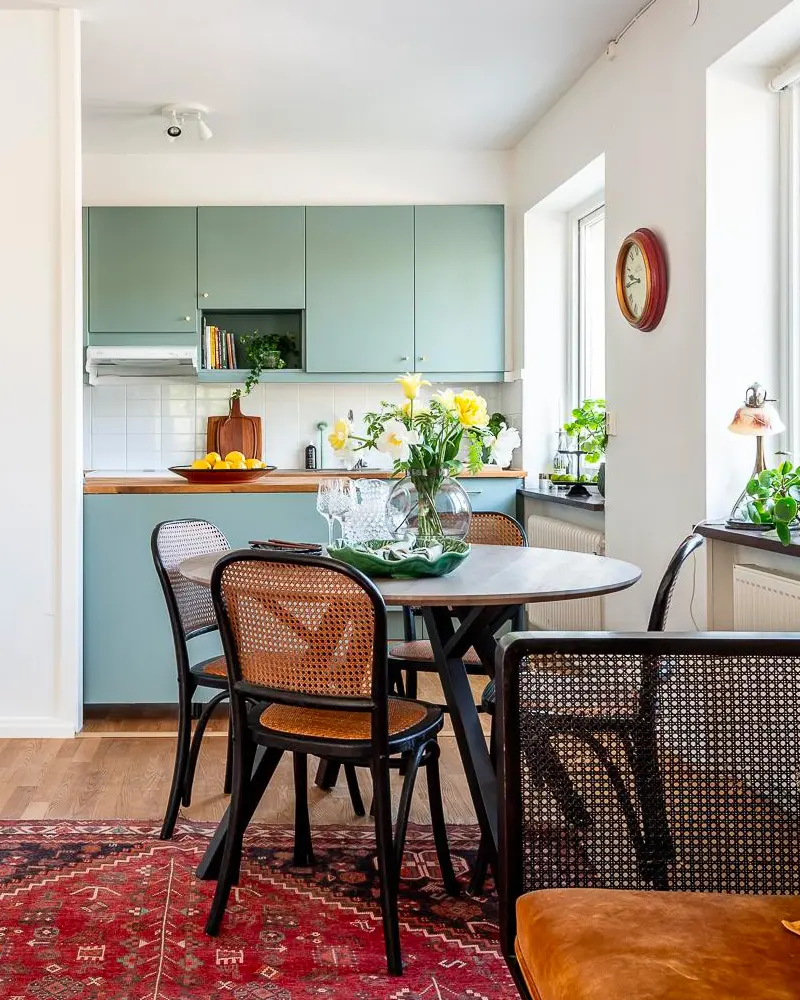 deco salle a manger scandinave chic noir cannage
