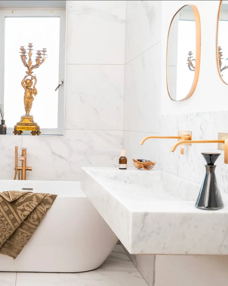 deco salle de bain chic marbre blanc cuivre