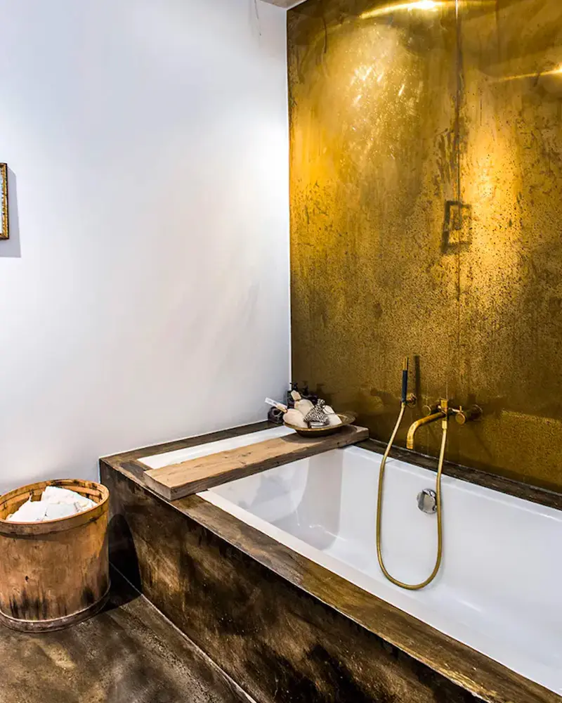 mur dore deco salle de bain