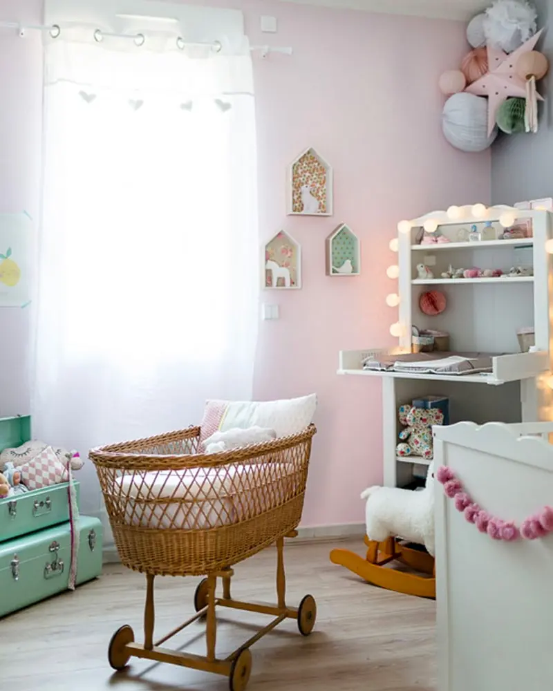 deco chambre bebe mur rose