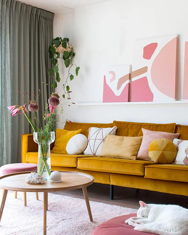 deco salon jaune moutarde rose