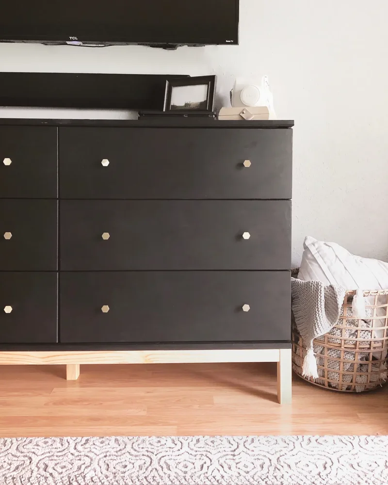 commode tarva peinture noir ikea hack