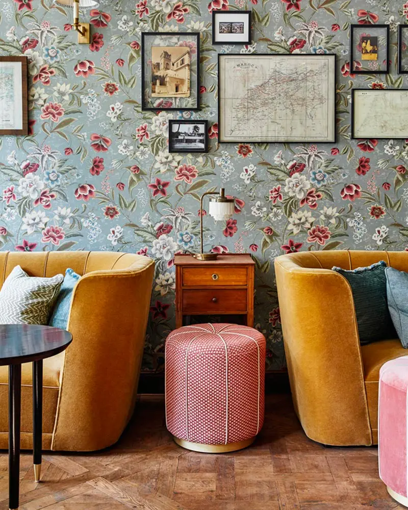 deco salon jaune moutarde rose