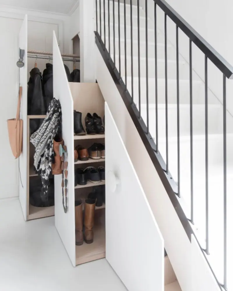 vestiaire sous escalier