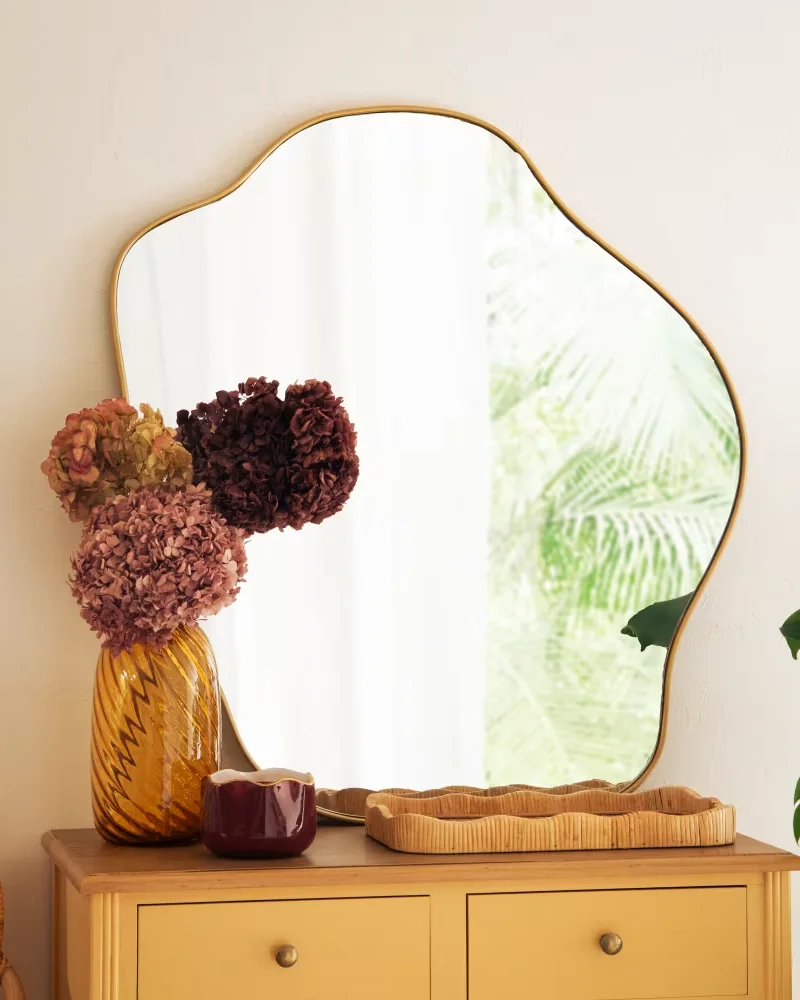 Miroir forme organique doré Maisons du Monde