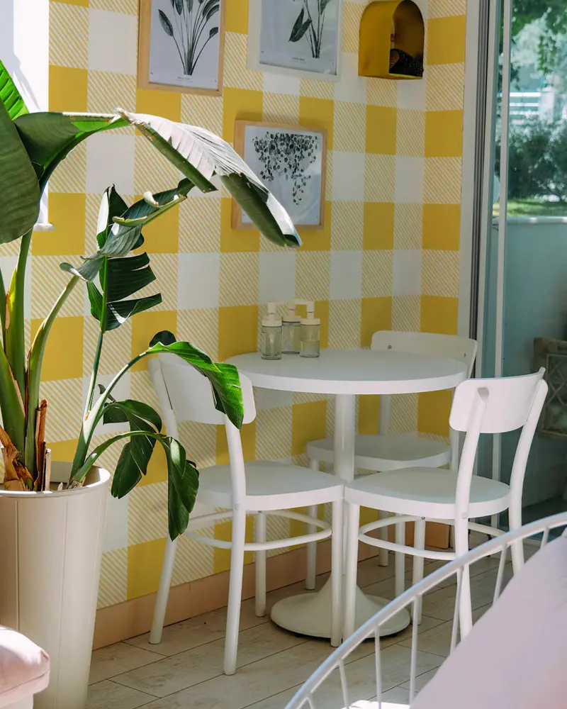 papier peint damier blanc deco cuisine