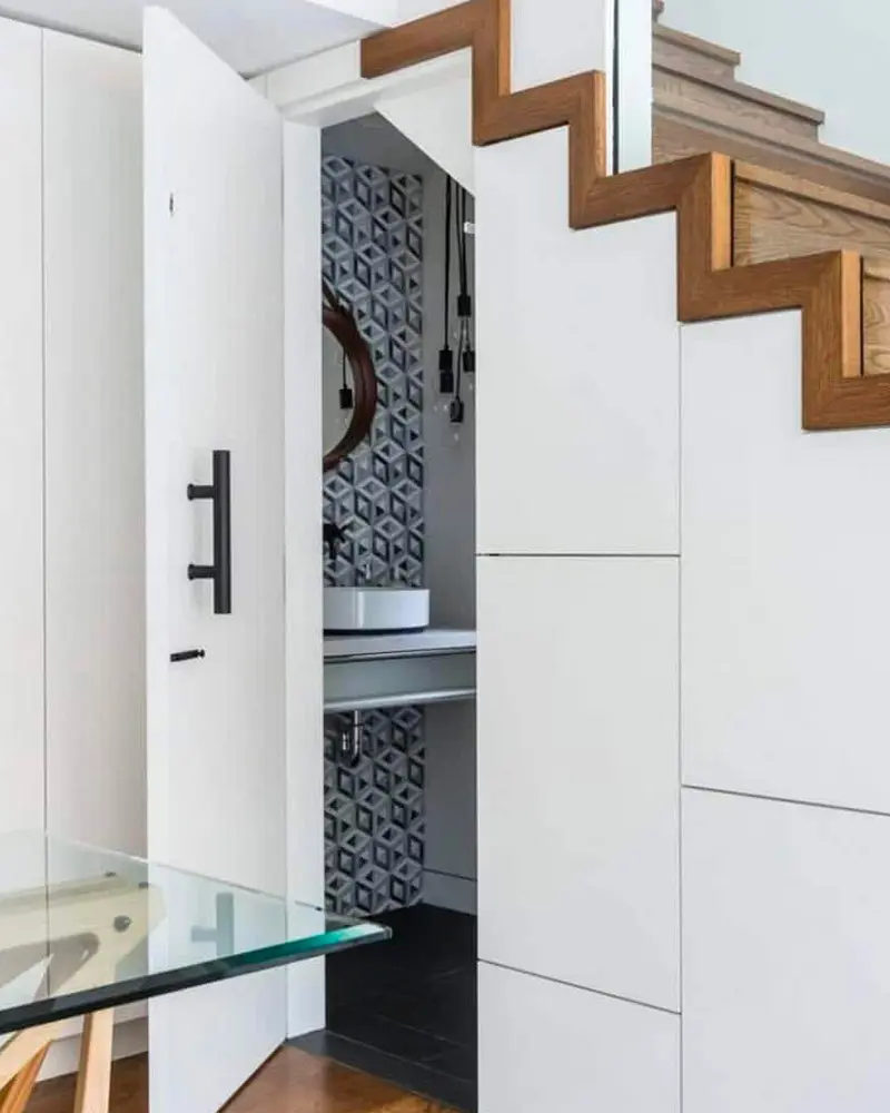 petite salle de bain sous escalier