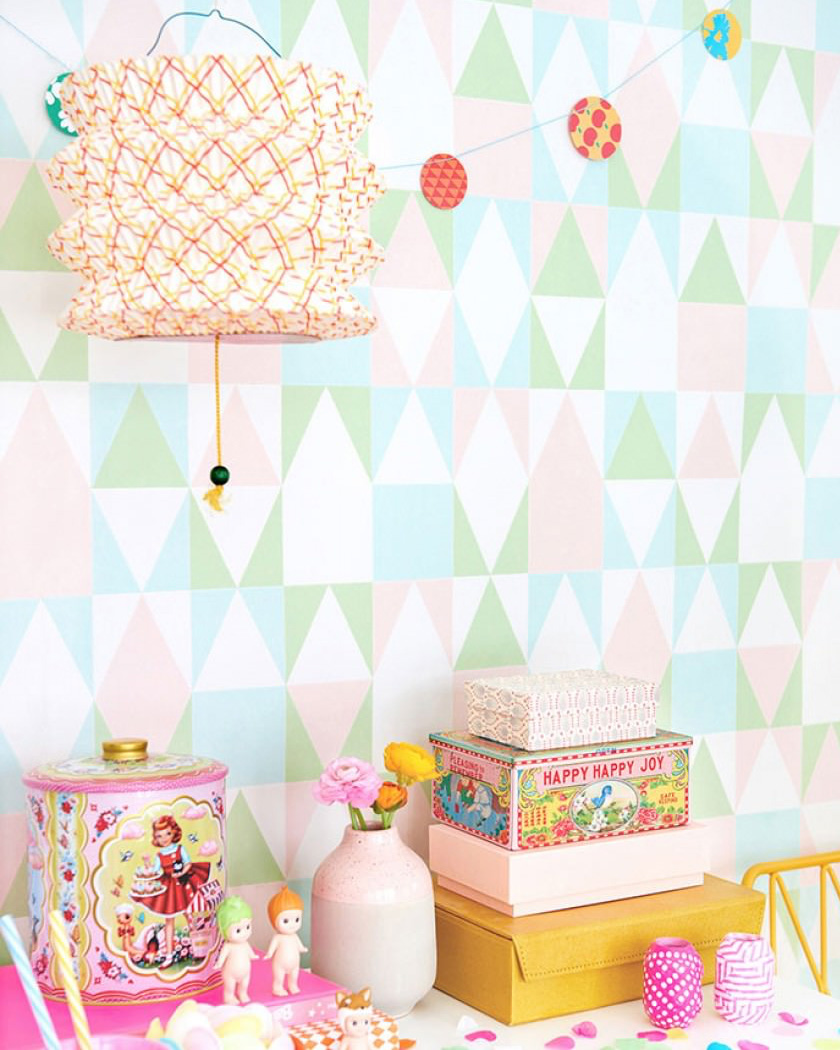 papier peint chambre enfant géométrique rose vert bleu